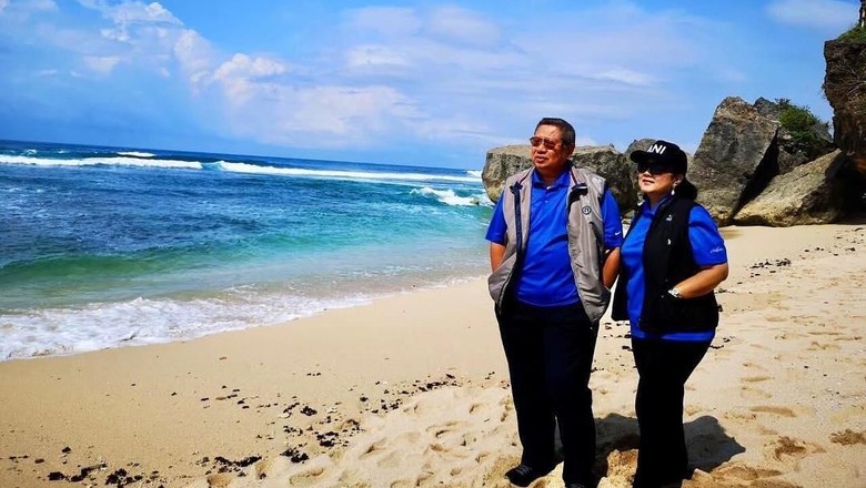 Foto: Ani Yudhoyono dan suami di Gunungkidul (Instagram/aniyudhoyono)