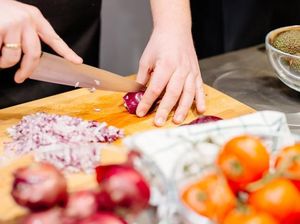 5 Mitos Dapur yang Dipercayai Ibu, Kamu Pernah Coba?