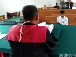 Tangan Pakai Gips, Sopir Bus Maut Cikidang Disidang di PN Cibadak