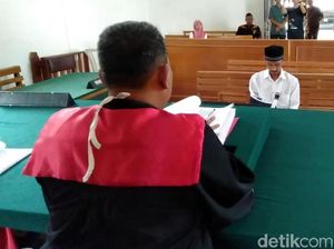 Tangan Pakai Gips, Sopir Bus Maut Cikidang Disidang di PN Cibadak Tangan Pakai Gips, Sopir Bus Maut Cikidang Disidang di PN Cibadak