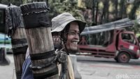 Senyum Penjual Air Aren Bertahan di Tengah Gerusan Zaman