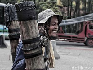 Senyum Penjual Air Aren Bertahan di Tengah Gerusan Zaman