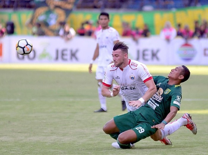 Pesepak bola Persebaya Surabaya Mokhamad Syaifuddin (kanan) berebut bola dengan pesepak bola Persija Jakarta Marko Simic (kiri) dalam lanjutan Liga 1 Indonesia di Stadion Gelora Bung Tomo (GBT) Surabaya, Jawa Timur, Minggu (4/11/2018). Persebaya Surabaya kalahkan Persija Jakarta dengan skor 3-0. ANTARA FOTO/M Risyal Hidayat/foc.