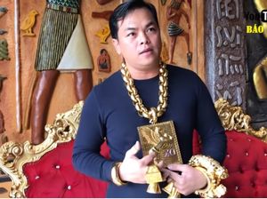 Foto: Pria Tajir Melintir yang Pakai Perhiasan 13 Kg ke Mana-mana