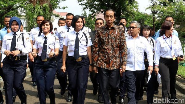 Saat Ratusan Satpam Masuk Istana dan Bertemu Jokowi