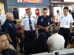 Sapa Penumpang, Dirut PT KAI Diminta Tambah Gerbong