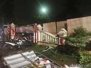 Puing-puing Akibat Perusakan Polsek Ciracas Dibersihkan