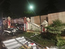 Puing-puing Akibat Perusakan Polsek Ciracas Dibersihkan