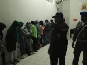 Digerebek Polisi Syariat Aceh, 9 Pasang Pemuda Hanya Pakai Handuk Digerebek Polisi Syariat Aceh, 9 Pasang Pemuda Hanya Pakai Handuk