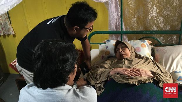 Aminah Cendrakasih atau Mak Nyak dalam film Si Doel The Movie 2 Aktris Aminah Cendrakasih yang berperan sebagai Mak Nyak dalam film Si Doel The Movie 2 menjalani syuting di studio.