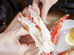 Biar Puas Makan Dagingnya, Ikuti Cara Mengupas Kepiting Ini