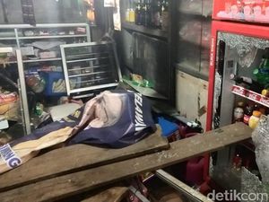 Rumah Ortu Terduga Pengeroyok Anggota TNI di Ciracas Dirusak Rumah Ortu Terduga Pengeroyok Anggota TNI di Ciracas Dirusak
