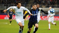 Inisiatif serangan pun langsung diambil Inter. Banyak peluang diawal laga yang datang, salah satunya sundulan Ivan Perisic yang membentur tiang usai mendapat bola umpan Mauro Icardi. (Foto: Stefano Rellandini/Reuters)