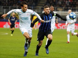 Inisiatif serangan pun langsung diambil Inter. Banyak peluang diawal laga yang datang, salah satunya sundulan Ivan Perisic yang membentur tiang usai mendapat bola umpan Mauro Icardi. (Foto: Stefano Rellandini/Reuters)