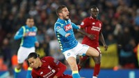 Virgil van Dijk menekel penyerang Napoli Dries Mertens yang berbahaya jika dilepas sendirian. (Carl Recine/Reuters)
