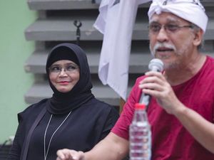 Momen Kehangatan Cinta Iwan Fals dan Istri Sang Pujaan Hati