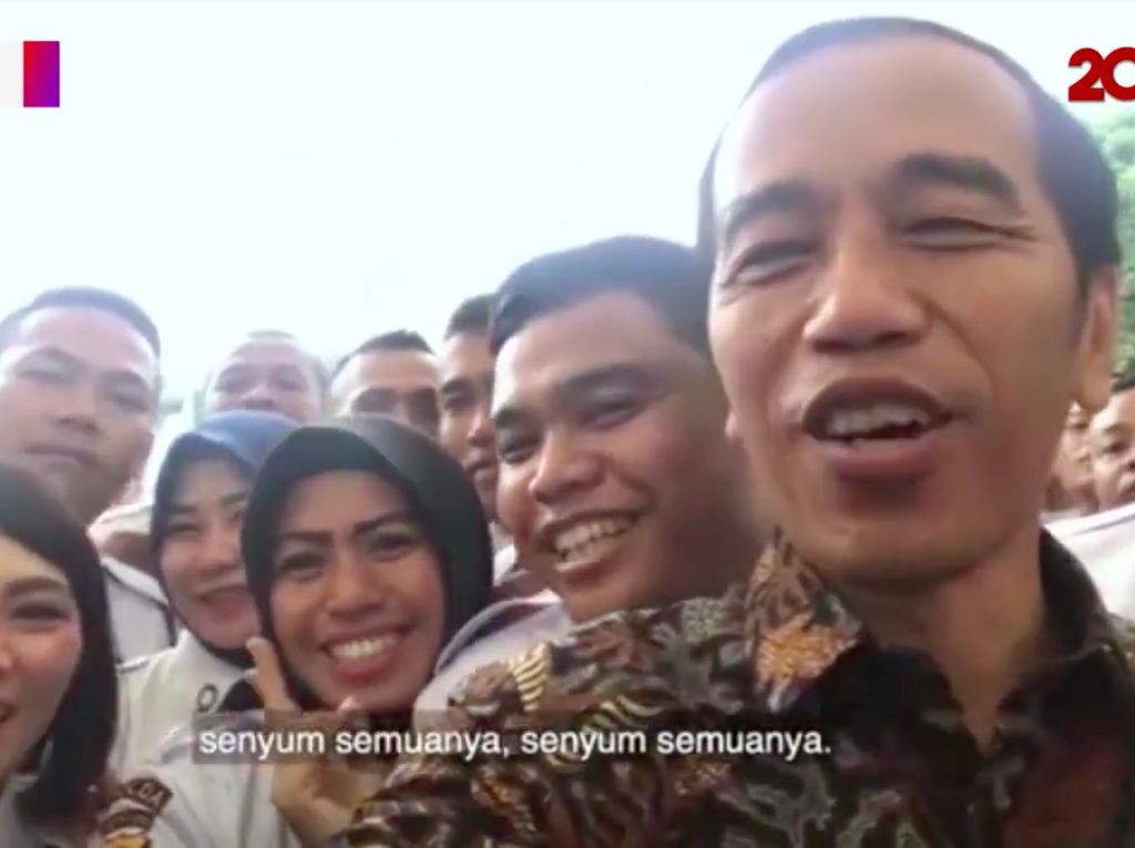 Video: Cerianya Para Satpam Diajak Nge-Vlog Jokowi di Istana Video: Cerianya Para Satpam Diajak Nge-Vlog Jokowi di Istana