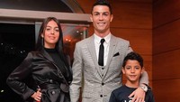 Ronaldo datang bersama Georgina Rodriguez dan anak sulungnya, Cristiano Ronaldo Jr. (Foto: Instagram @cristiano)