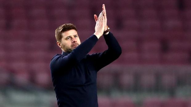 BARCELONA, SPAIN - DECEMBER 11: Mauricio Pochettino, Manager of Tottenham Hotspur applauds the travelling fans after the UEFA Champions League Group B match between FC Barcelona and Tottenham Hotspur at Camp Nou on December 11, 2018 in Barcelona, Spain. (Photo by Clive Rose/Getty Images)