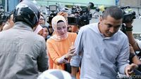 Saat Angel Lelga Menerjang Kepungan Wartawan