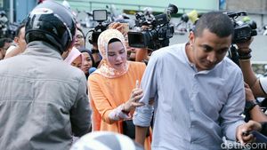 Saat Angel Lelga Menerjang Kepungan Wartawan