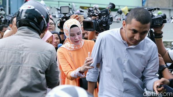 Saat Angel Lelga Menerjang Kepungan Wartawan