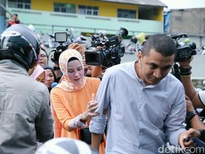 Saat Angel Lelga Menerjang Kepungan Wartawan