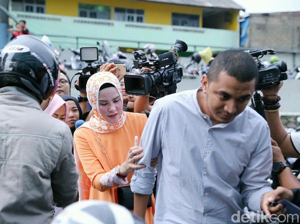Saat Angel Lelga Menerjang Kepungan Wartawan