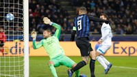 Inter baru bisa memecah kebuntuan di menit ke-73. Icardi melesakkan gol lewat sundulan setelah menyambut bola hasil umpan Politano. Skor berubah 1-1 untuk kedua tim. (Foto: Stefano Rellandini/Reuters)