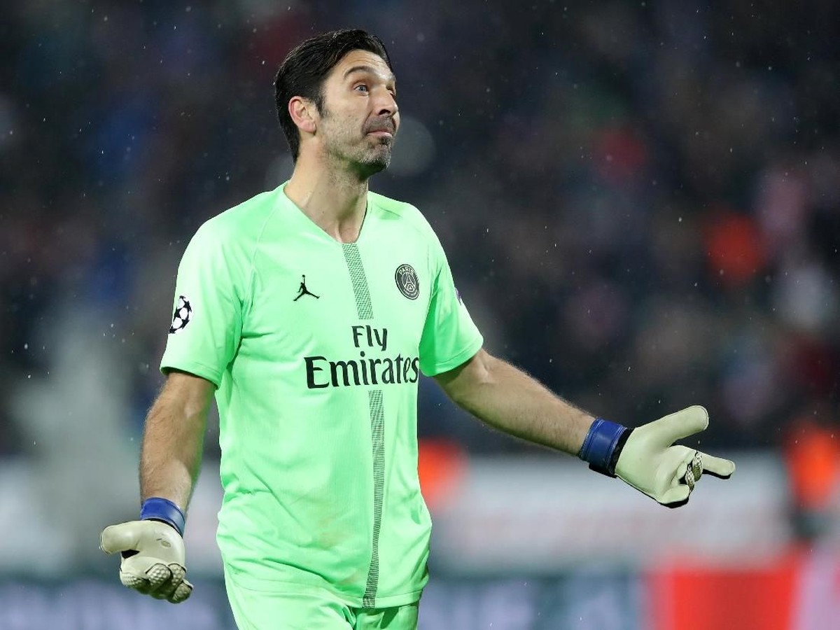 Gianluigi Buffon kecewa lihat Inter Milan dan Napoli tersingkir. (Foto: Marko Djurica/Reuters)