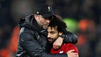 Juergen Klopp memeluk Mo Salah erat-erat di akhir laga karena dia pahlawan utama Liverpool malam itu berkat gol tunggalnya. (Carl Recine/Reuters)