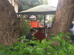 PPSU Bersihkan Sisa-sisa Perusakan di Mapolsek Ciracas