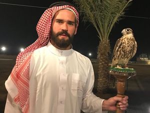 Saat Alisson Becker Pakai Gamis dan Sorban