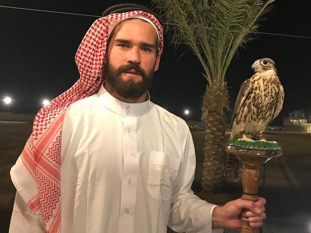 Saat Alisson Becker Pakai Gamis dan Sorban Saat Alisson Becker Pakai Gamis dan Sorban