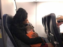 Kisah Ibu yang Bertemu Malaikat di Pesawat