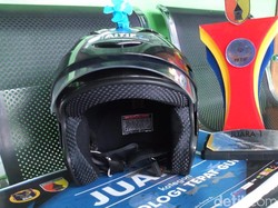 Siswa SMP di Ponorogo Inovasikan Helm Jadi Pengaman Motor, Kok Bisa?