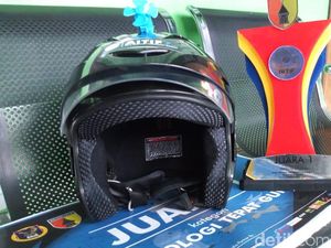 Siswa SMP di Ponorogo Inovasikan Helm Jadi Pengaman Motor, Kok Bisa? Siswa SMP di Ponorogo Inovasikan Helm Jadi Pengaman Motor, Kok Bisa?