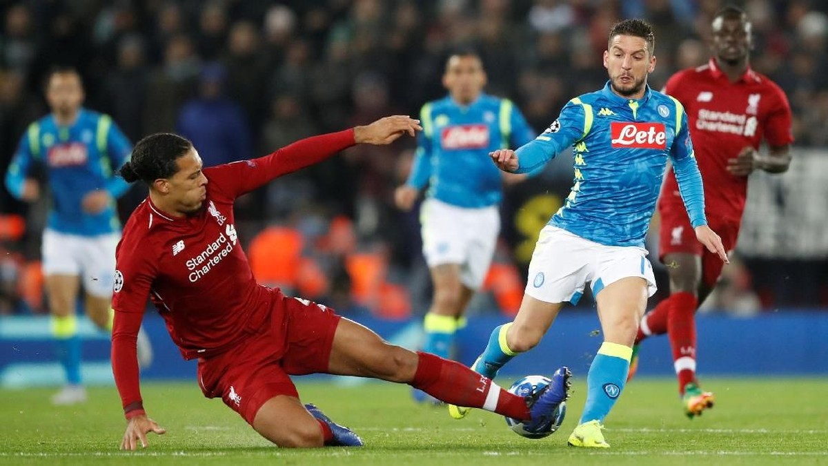 Virgil van Dijk meyakini tak ada yang salah dengan tekelnya ke Dries Mertens (Foto: Carl Recine/Action Images via Reuters)