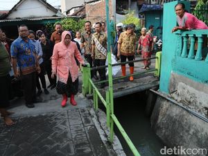 Berkebaya dan Sepatu Boot, Risma Cek Saluran Air Mampet