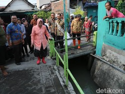 Berkebaya dan Sepatu Boot, Risma Cek Saluran Air Mampet