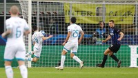 Alih-alih mencari gol ke gawang PSV, Inter malah harus kebobolan duluan di menit ke-13 lewat sundulan Hirving Lozano. (Foto: Stefano Rellandini/Reuters)