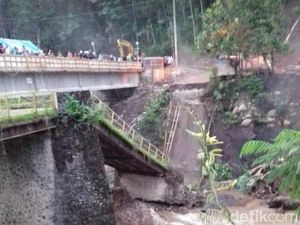 Jembatan Kaligenteng Penghubung Pekalongan-Pemalang Roboh