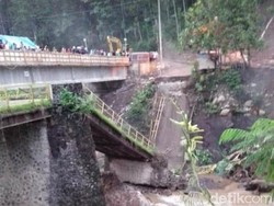 Jembatan Kaligenteng Penghubung Pekalongan-Pemalang Roboh