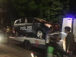 Mobil yang Dirusak Massa Mulai Diangkut dari Polsek Ciracas