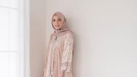 10 Baju Atasan Pilihan Mega Iskanti, Simple Tapi Cantik