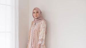 10 Baju Atasan Pilihan Mega Iskanti, Simple Tapi Cantik