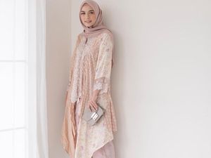 10 Baju Atasan Pilihan Mega Iskanti, Simple Tapi Cantik