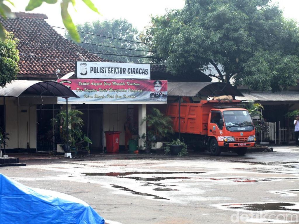Polsek Ciracas Diserang, Saksi Lihat Gerombolan Massa Bawa Pentungan Polsek Ciracas Diserang, Saksi Lihat Gerombolan Massa Bawa Pentungan