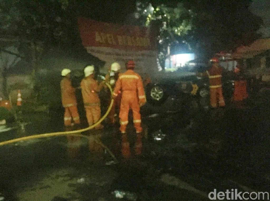 Kebakaran di Polsek Ciracas, 4 Unit Damkar Dikerahkan Kebakaran di Polsek Ciracas, 4 Unit Damkar Dikerahkan