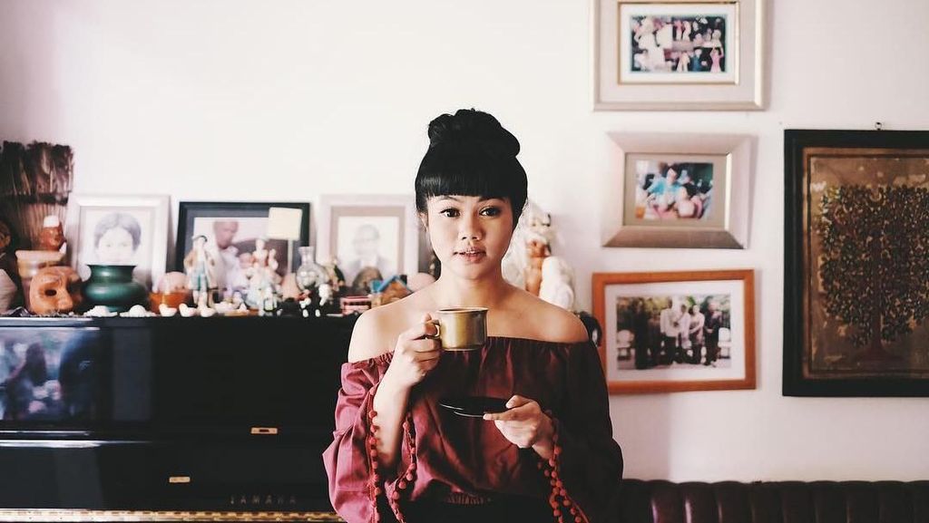 Pose Keren Yura Yunita Cicip Teh dan Ngemil Croissant Pose Keren Yura Yunita Cicip Teh dan Ngemil Croissant